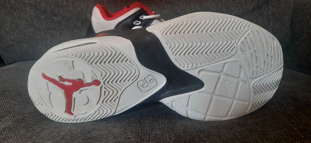 Adidasi jordan max aura 3, alb/negru/rosu