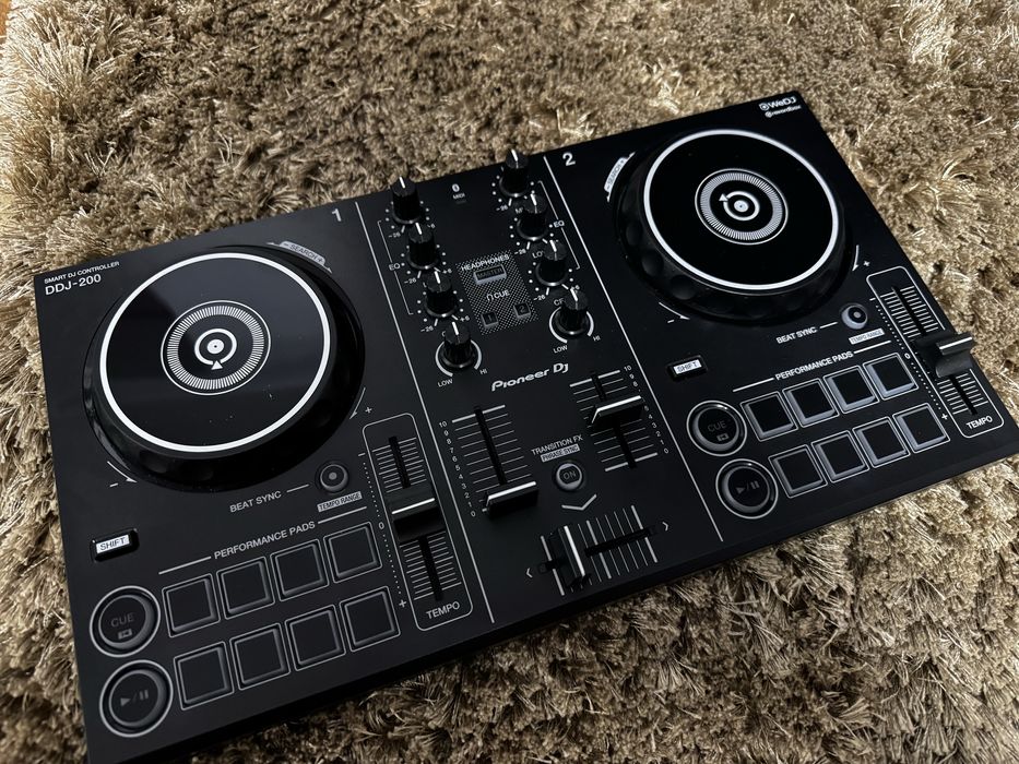 Vând consolă Pioneer DDJ200 în stare bună fără defecte ascunse.