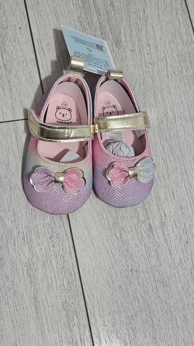 Pantofi noi violet 13-18 luni.