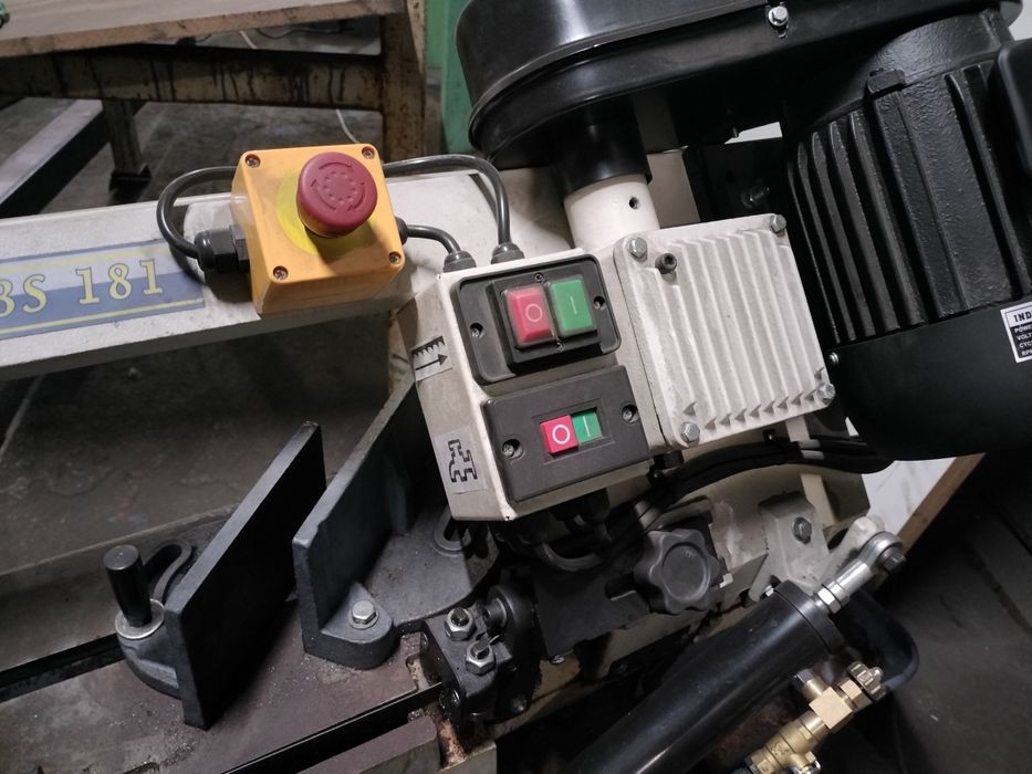 Fierăstrău cu banda pentru metale