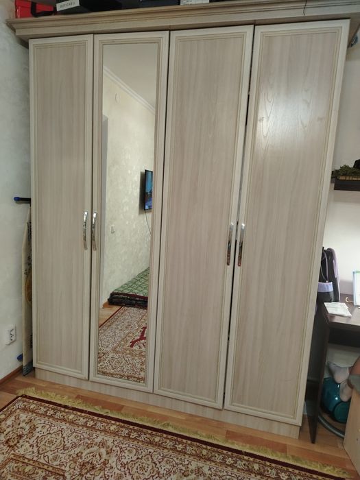 Шкаф светлый большой