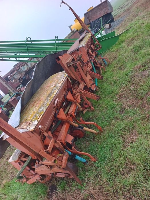 Vând semănătoare de porumb , cositoare, grebla