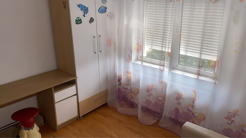 Inchiriez apart in Boul Rosu, Directia Venituri,  3 camere, 2 bai, total decomandat, etaj 4, clima, centrala proprie. Total mobilat si utilat.