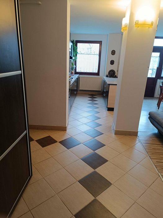 De închiriat apartament 3 camere