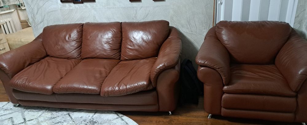 Кожаный диван и кресло