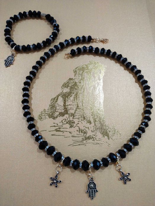 Чокер и браслет со съемными подвесками из горного хрусталя.