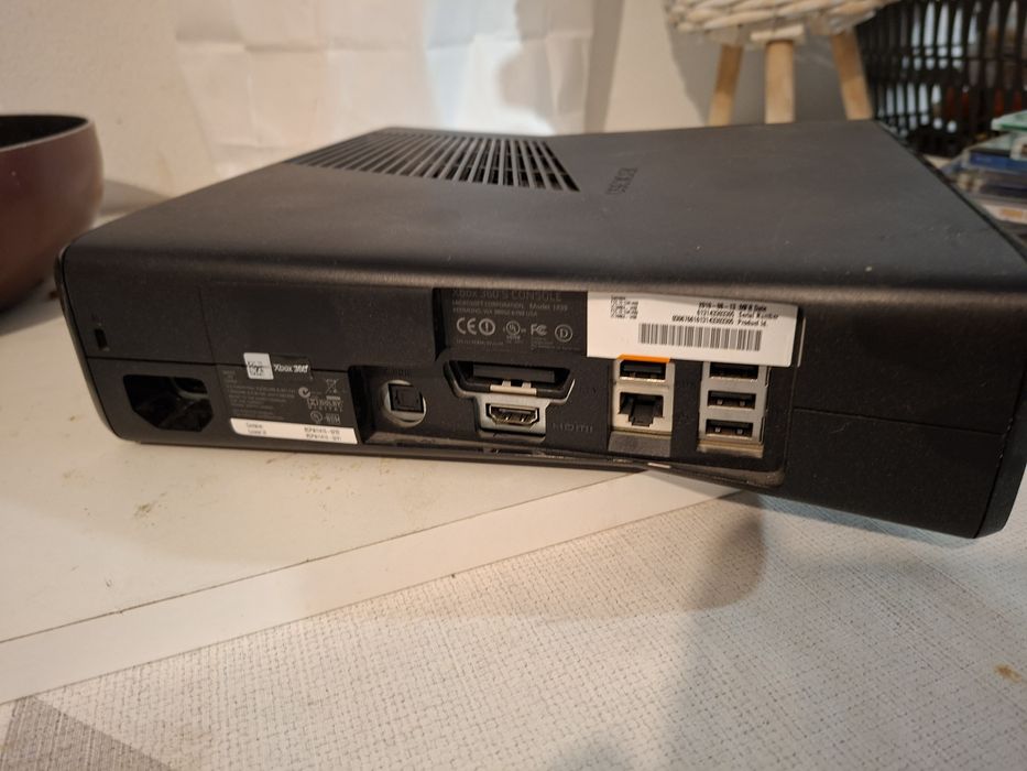 Vând   consola Xbox 360