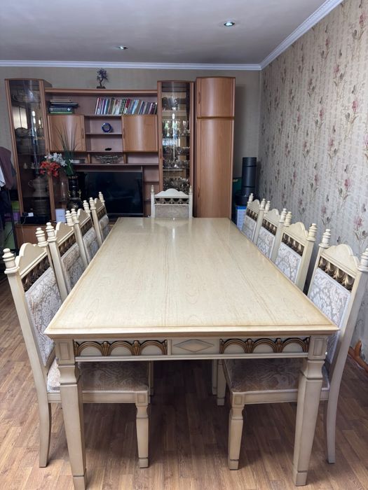 Королевский стол со стульями