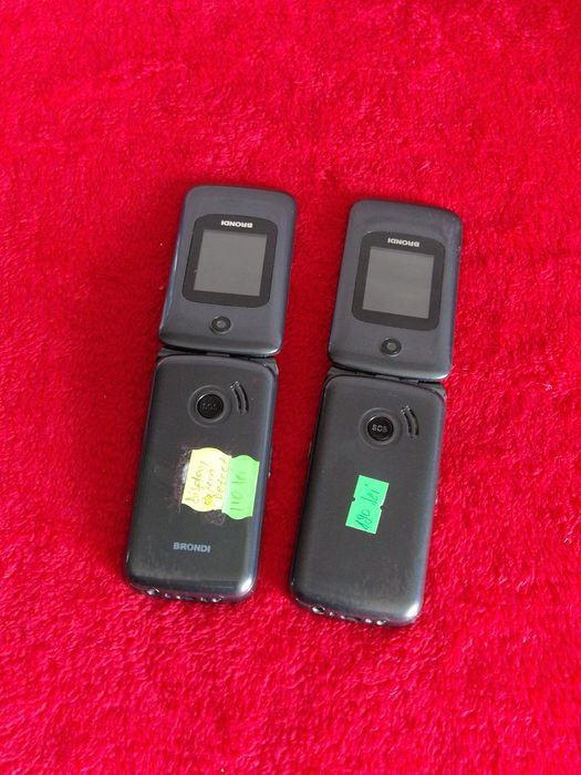 Telefon cu clapeta cu display dublu