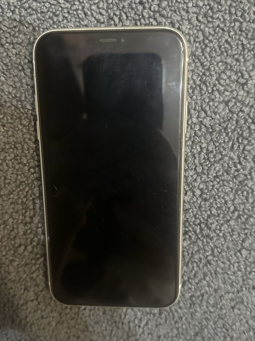 Продаю Айфон 11