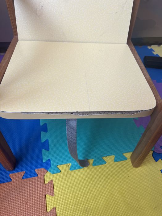 Продавам детска маса със стол