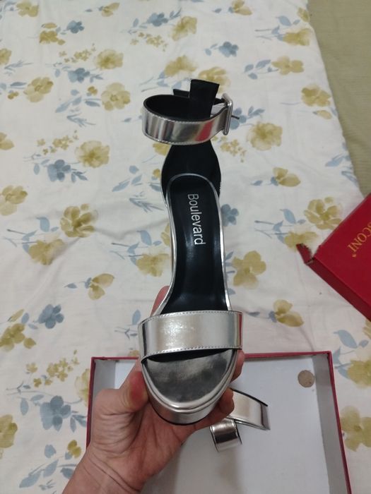 Продаются босоножки на платформе ,размер 36-37. Одевала 1 раз э