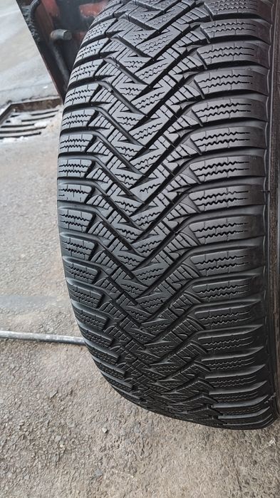 1бр. зимнa гумa  205/55/16 Laufenn 
dot23
7mm
Много добро състояние на