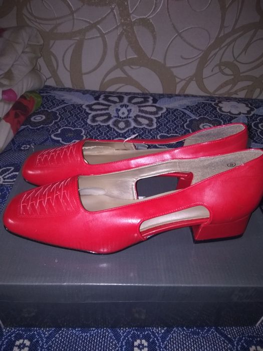 Продаю туфли красные.
