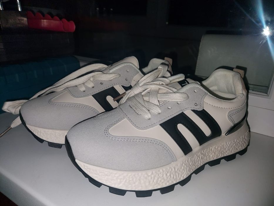 Женские кроссовки