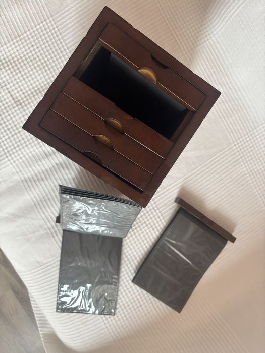 Фотоалбуми в стилна дървена кутия с въртяща основа