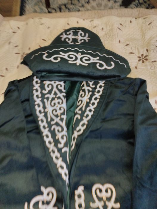Продам Чапан мужкой с шапкой