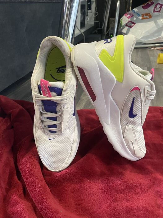 Дамски маратонки обувани броени пъти