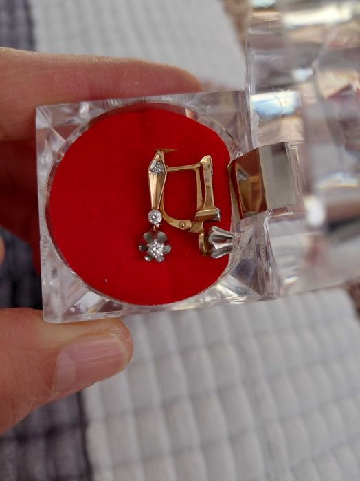 Продам серьги с бриллиантом