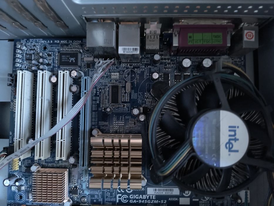 Продавам настолен компютър