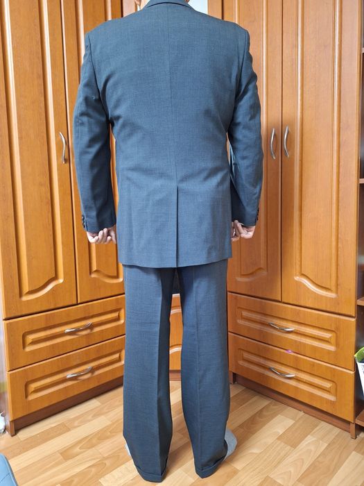 Продам костюм брючный. Качество на высоте.