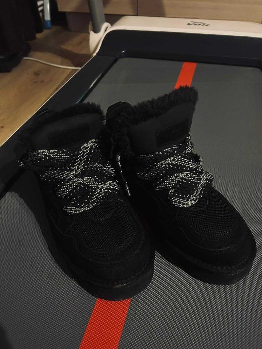 UGG Lowmel Black