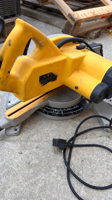 Настолен циркуляр DEWALT