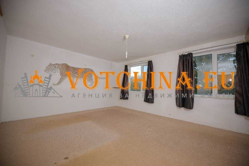 Простор и потенциал - масивна триетажна къща с панорамна гледка