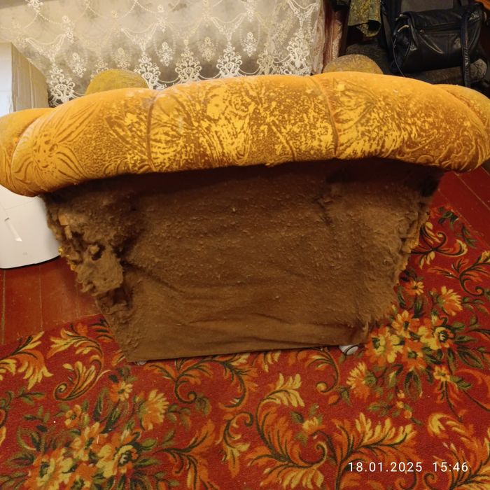 Диван раскладной и кресло.