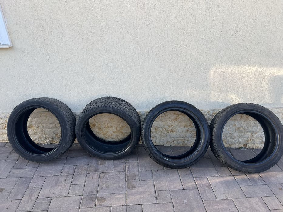 Set 4 Anvelope Iarnă 245/40 R18 - Profil Foarte Bun (Dunlop & Tomket)