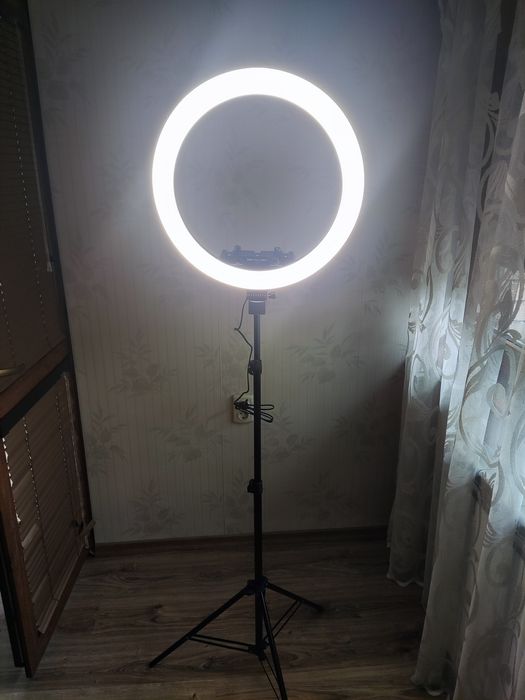 Лед Ринг-лампа RGB (14 инча) с трипод 210 сантиметра - 15 Цвята + Бяло