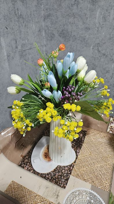 Гипсовая ваза с цветами