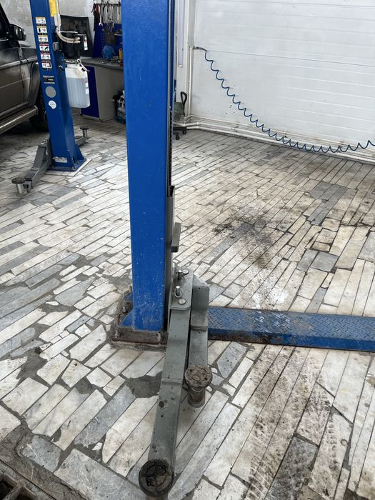 Подьемник для автосервиса