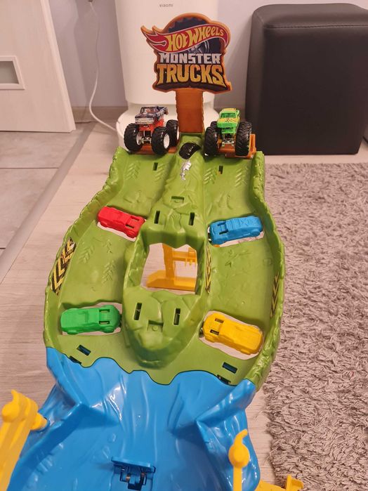 Хот Уийлс писта Разбиващо състезание