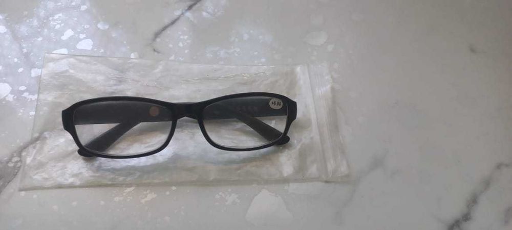Продам очки с диоптриями - 4,+ 6 Новые и Б/у