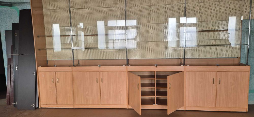 Витрины, полки, шкафчики.