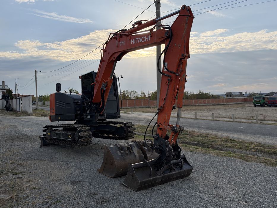 Excavator Hitachi Zaxis 85 CLIMĂ