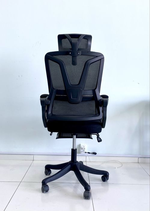 Эргономичный офисный стул с поддержкой спины, удобный и прочный.