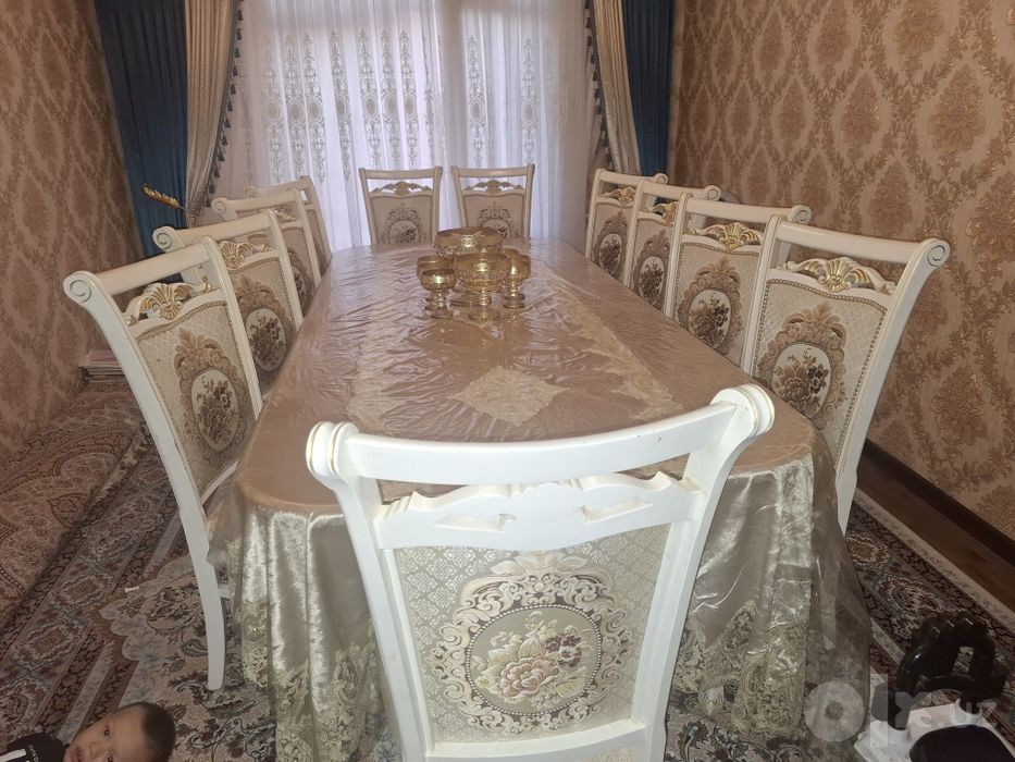Продается большой стол и 12 стульев