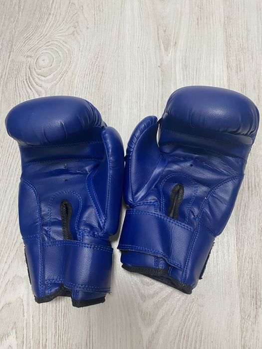 Боксерские перчатки.