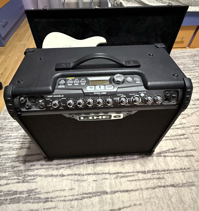 Fender Stratocaster + Line 6 Spider Jam+ Case Fender