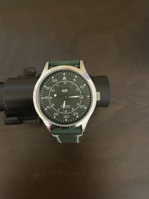 Продавам сейко 5 със зелен циферблат