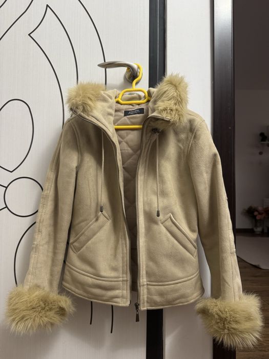 Geaca crem cu blanita artificiala