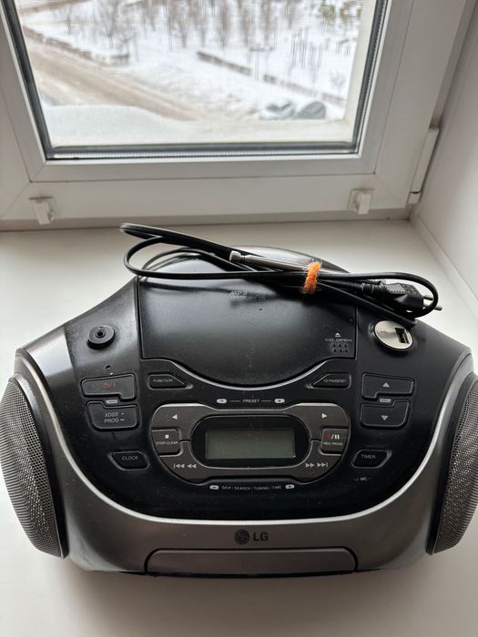 Продаю радиолу LG