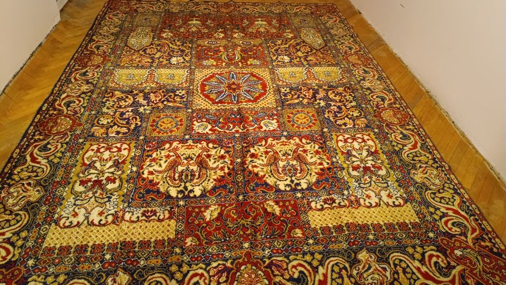 Запазен персийски килим