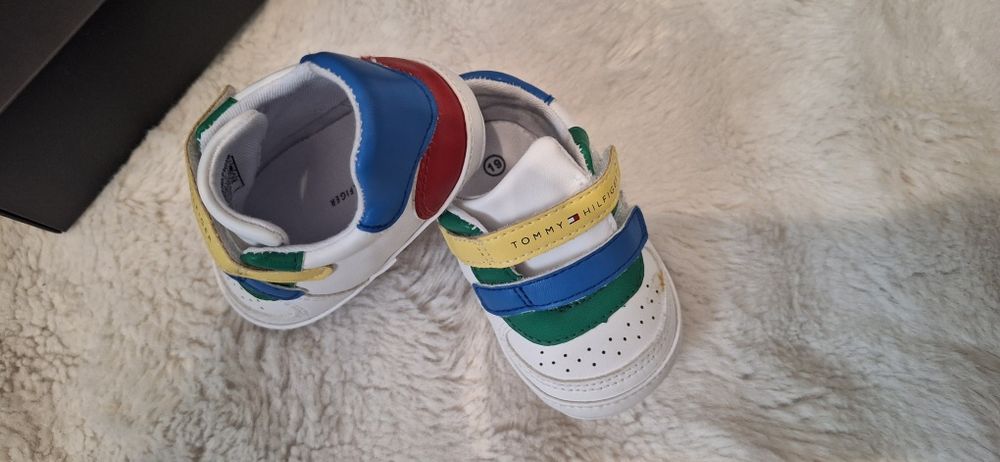 Aceștia sunt adidași  pentru bebeluși Tommy Hilf