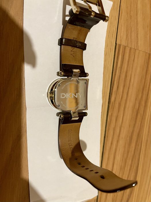 Ceas original dama DKNY cu curea de piele, impecabil