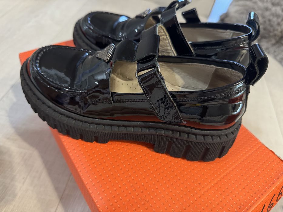 Продам школьные туфли для девочки Tiflani