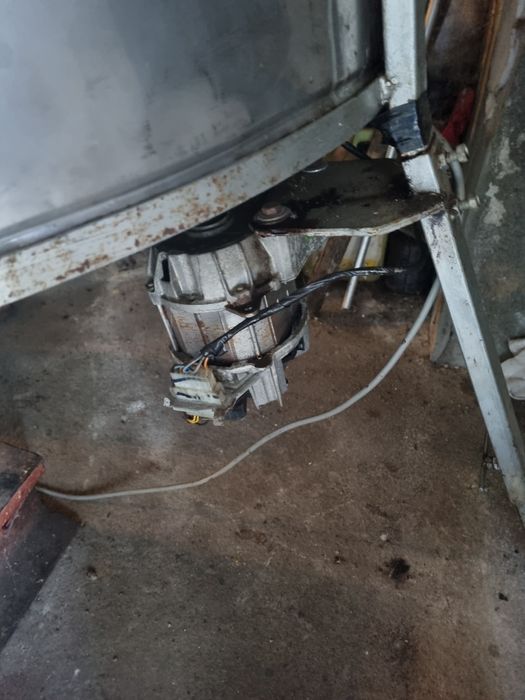 Пчеларска центрофуга на ток