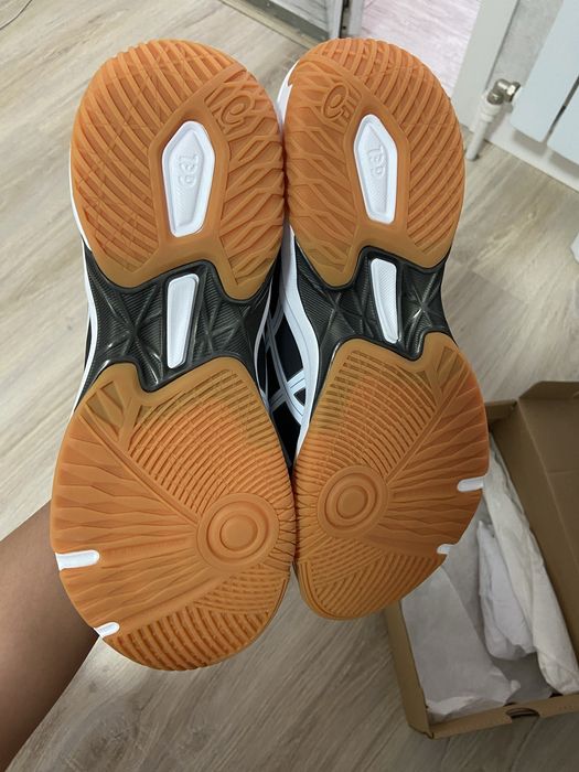 Продам новые кроссовки ASICS GEL-ROCKET 10